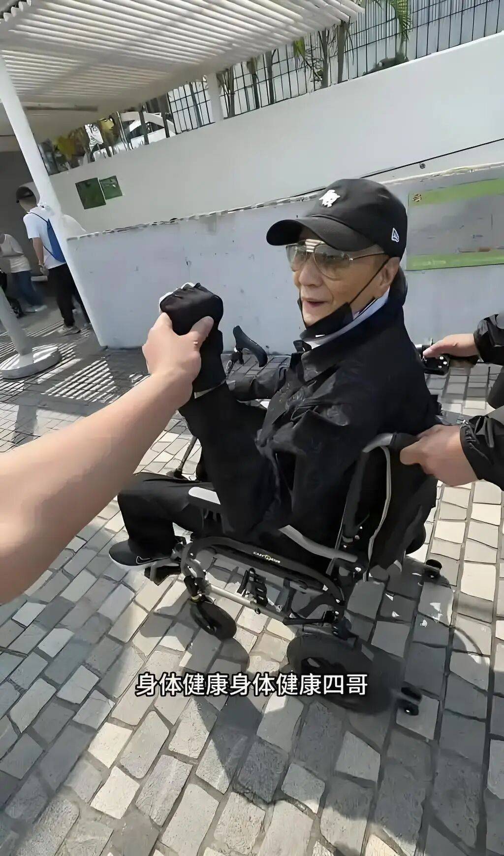 考古|89岁谢贤现身依旧时髦!与小49岁女友分手后开搞事业<strong></p>
<p>深圳华强股票</strong>,疑已交代后事的他太潇洒