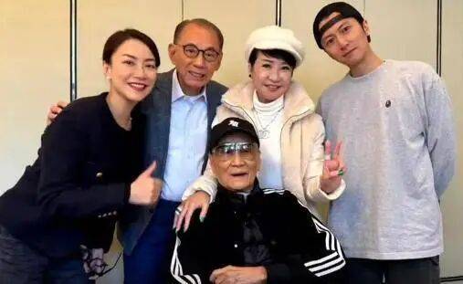 考古|89岁谢贤现身依旧时髦!与小49岁女友分手后开搞事业<strong></p>
<p>深圳华强股票</strong>,疑已交代后事的他太潇洒