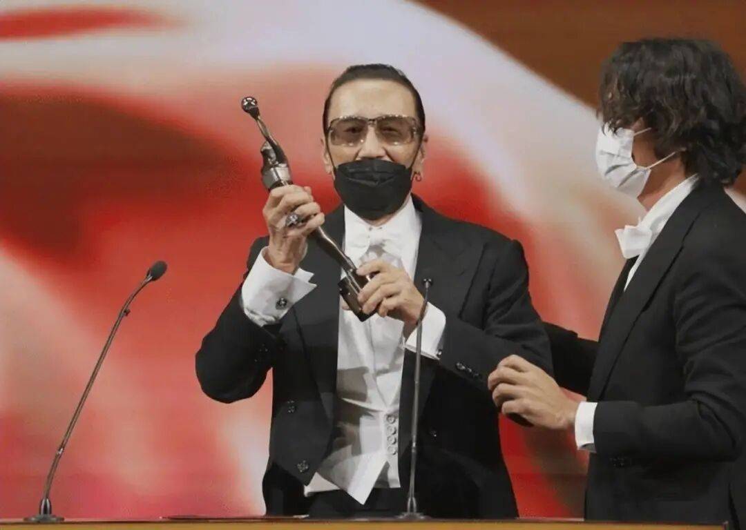 考古|89岁谢贤现身依旧时髦!与小49岁女友分手后开搞事业<strong></p>
<p>深圳华强股票</strong>,疑已交代后事的他太潇洒