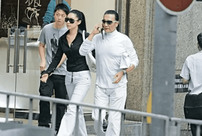 考古|89岁谢贤现身依旧时髦!与小49岁女友分手后开搞事业<strong></p>
<p>深圳华强股票</strong>,疑已交代后事的他太潇洒