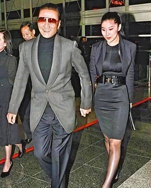 考古|89岁谢贤现身依旧时髦!与小49岁女友分手后开搞事业<strong></p>
<p>深圳华强股票</strong>,疑已交代后事的他太潇洒