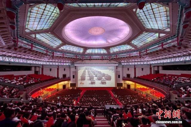 华侨华人看九三阅兵:震撼于实力<strong></p>
<p>深圳华强股票</strong>,自豪于和平