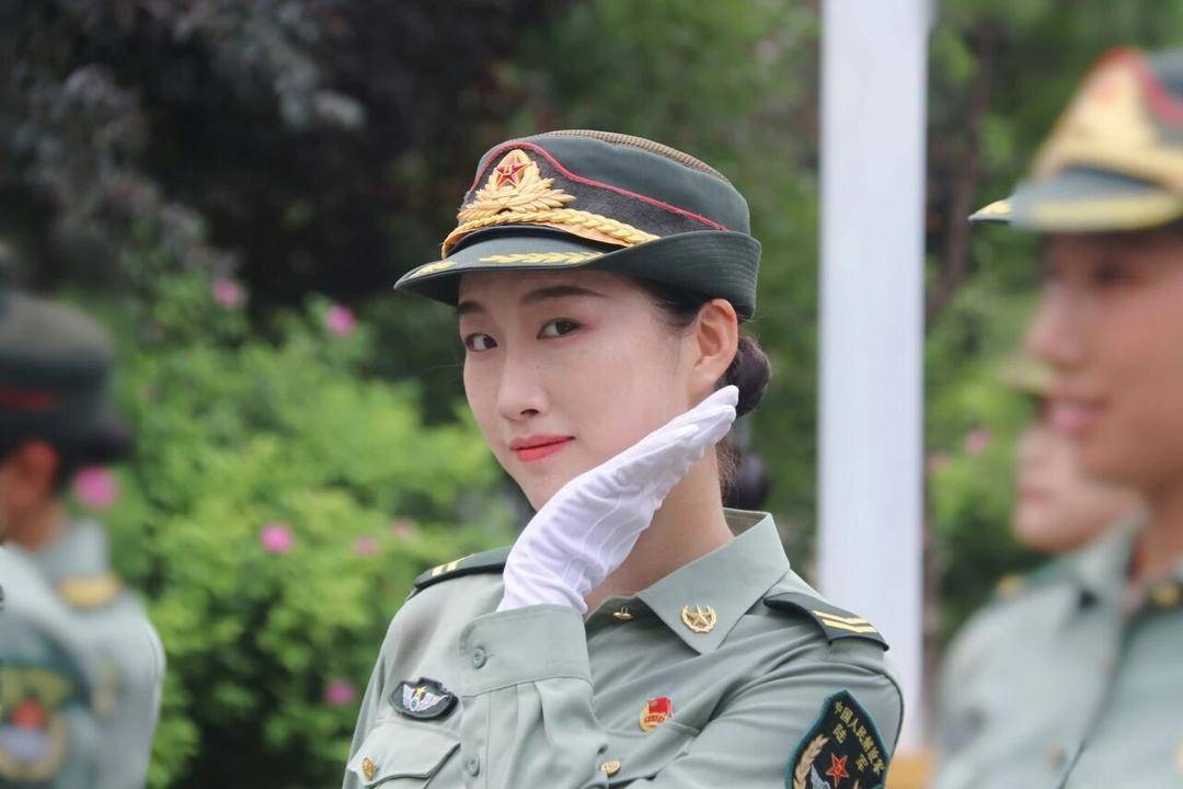 英姿飒爽！四川高校大四女生<strong></p>
<p>深圳华强股票</strong>，亮相九三阅兵方队
