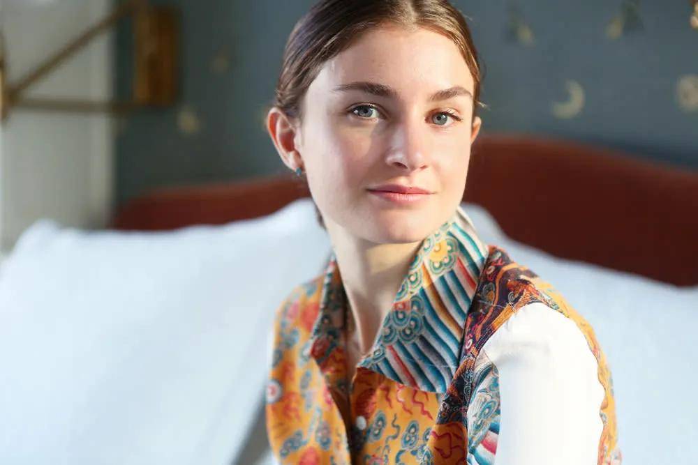 年近四十<strong></p>
<p>深圳华强股票</strong>，二孩妈妈，不骨感不时髦，却成了女魔头接班人