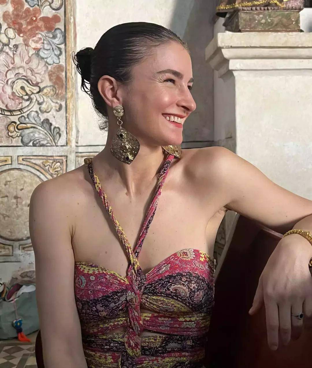 年近四十<strong></p>
<p>深圳华强股票</strong>，二孩妈妈，不骨感不时髦，却成了女魔头接班人