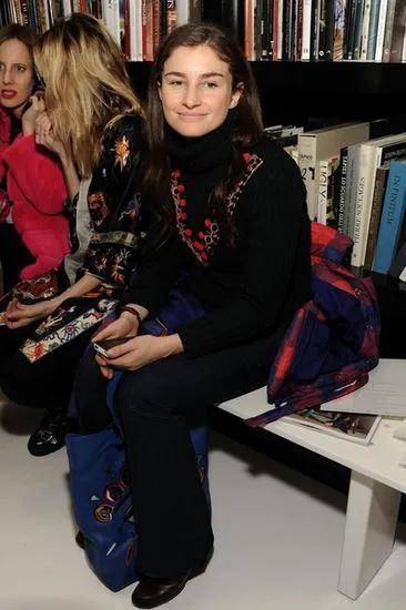 年近四十<strong></p>
<p>深圳华强股票</strong>，二孩妈妈，不骨感不时髦，却成了女魔头接班人