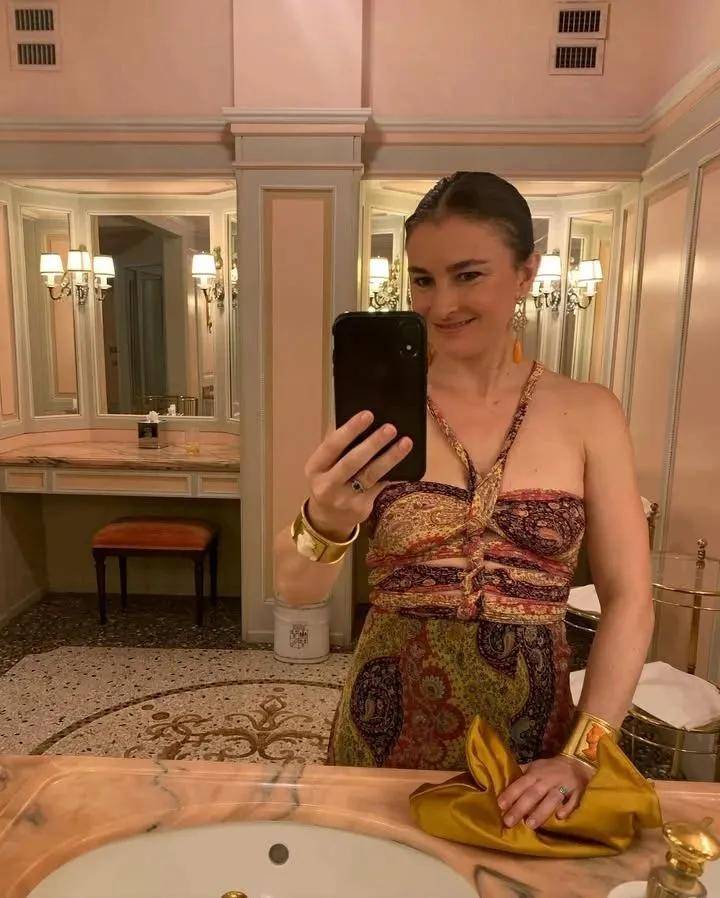 年近四十<strong></p>
<p>深圳华强股票</strong>，二孩妈妈，不骨感不时髦，却成了女魔头接班人