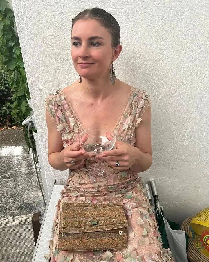 年近四十<strong></p>
<p>深圳华强股票</strong>，二孩妈妈，不骨感不时髦，却成了女魔头接班人