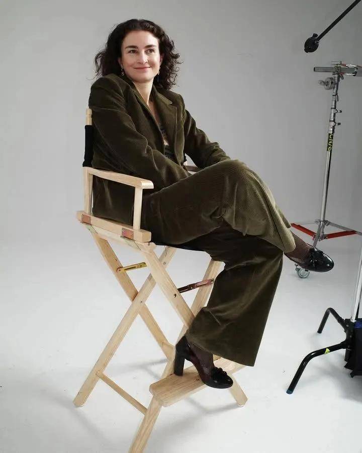 年近四十<strong></p>
<p>深圳华强股票</strong>，二孩妈妈，不骨感不时髦，却成了女魔头接班人