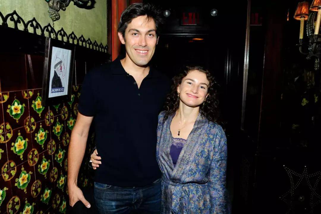 年近四十<strong></p>
<p>深圳华强股票</strong>，二孩妈妈，不骨感不时髦，却成了女魔头接班人