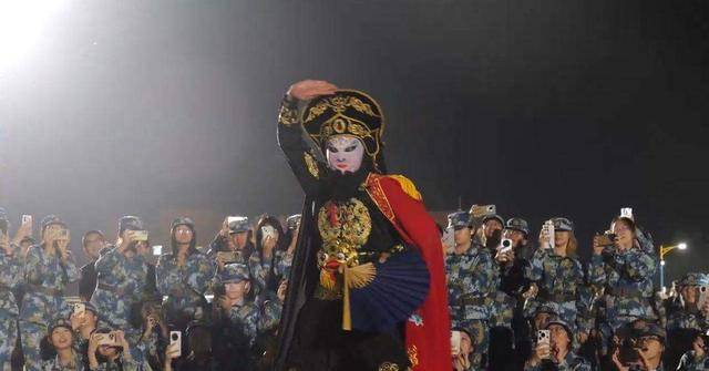 兰州大学军训期间大一女生表演川剧吐火<strong></p>
<p>科士达股票</strong>，校方：学生来自东北，因个人爱好自学