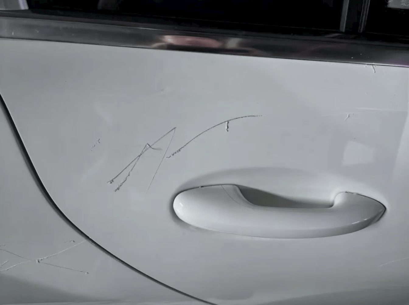 女子用铁片将邻居奔驰车划开数个口子<strong></p>
<p>科士达股票</strong>,被采取刑事强制措施 双方曾因车门磕碰发生口角