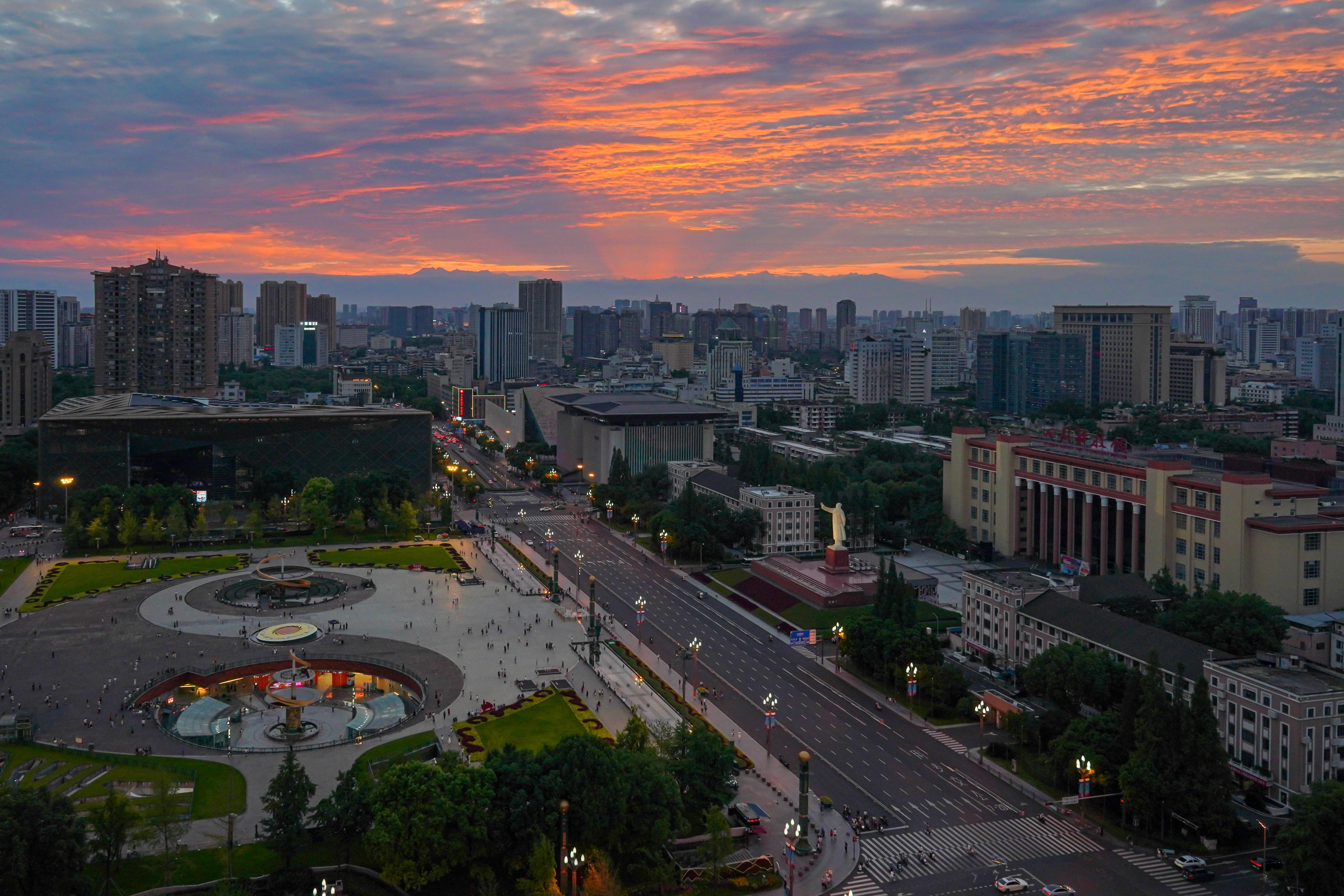 工地小伙初中毕业 靠晚霞预测获17万关注