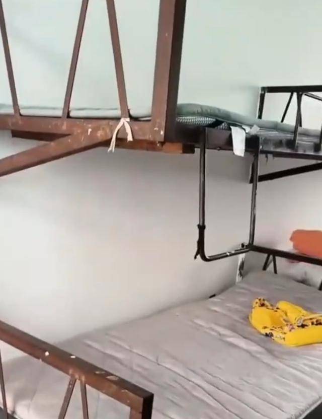 湖南一学生宿舍床铺仅用三角铁和螺丝固定<strong></p>
<p>科士达股票</strong>，学校回应