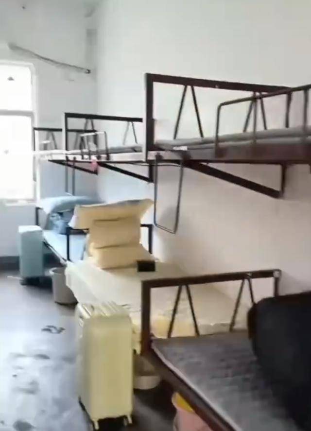 湖南一学生宿舍床铺仅用三角铁和螺丝固定<strong></p>
<p>科士达股票</strong>，学校回应