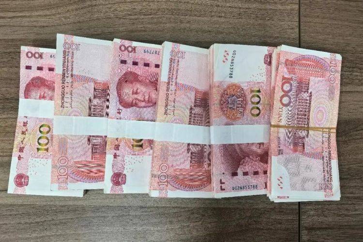 路边发现可疑包裹<strong></p>
<p>万华化学股票</strong>,一男子鬼鬼祟祟……民警打开后惊呆了