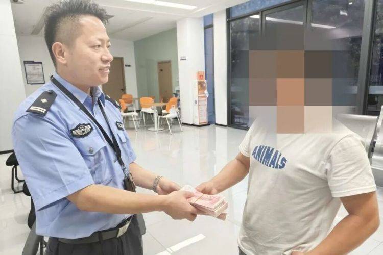 路边发现可疑包裹<strong></p>
<p>万华化学股票</strong>,一男子鬼鬼祟祟……民警打开后惊呆了