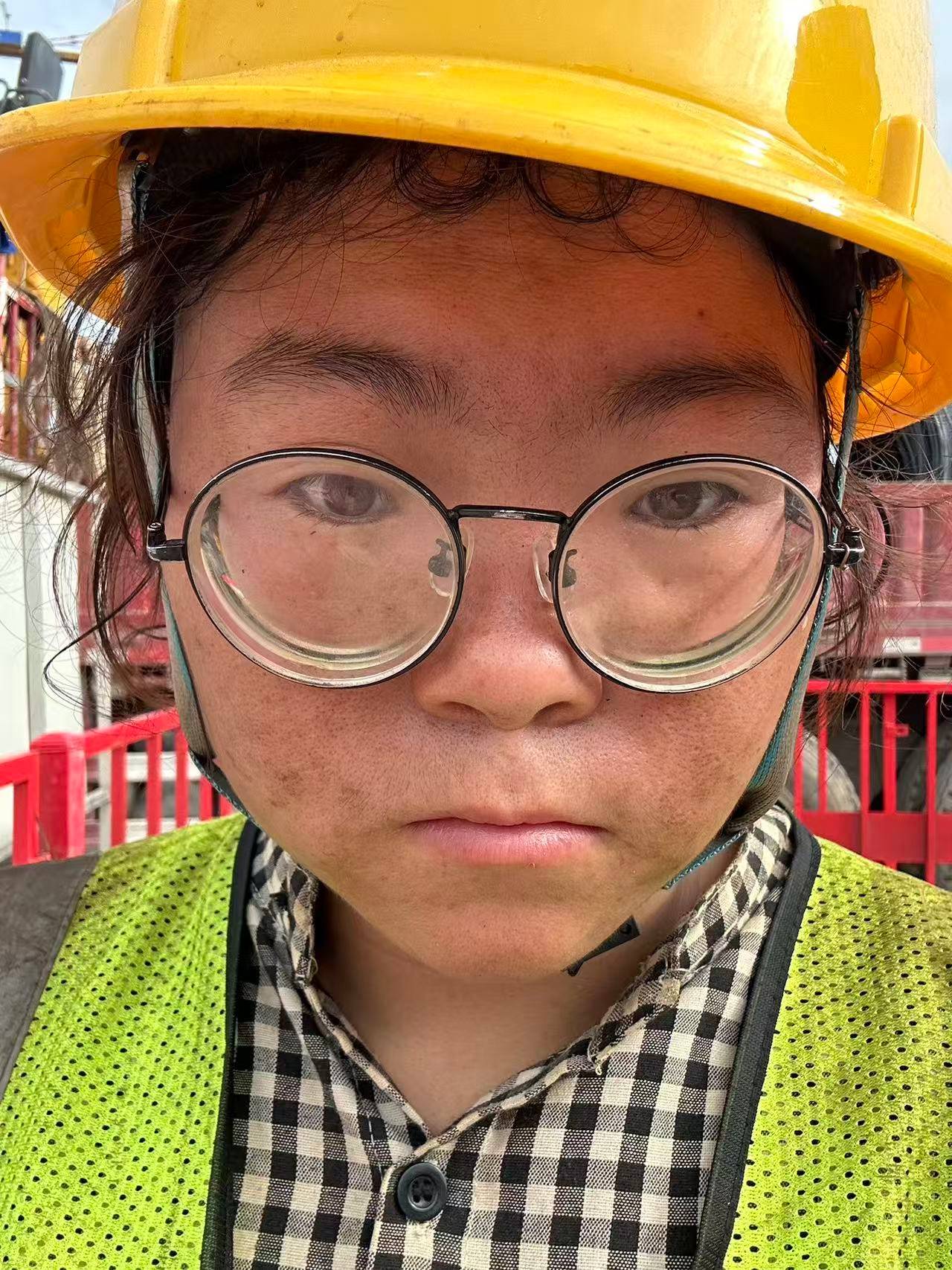 00后女孩工地绑钢筋5年成家里经济支柱：汗水流进眼睛特别疼<strong></p>
<p>华胜天成股票</strong>，工友让我干轻松的活