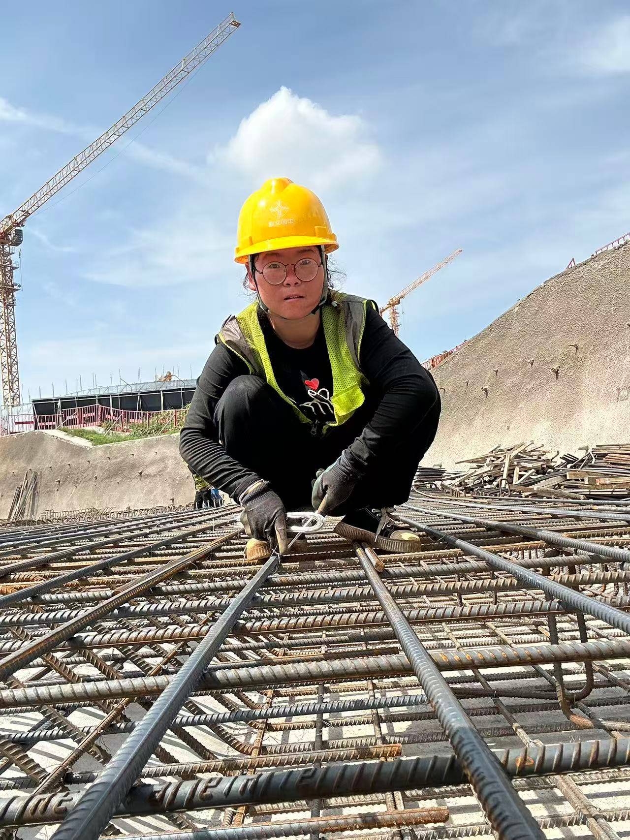 00后女孩工地绑钢筋5年成家里经济支柱：汗水流进眼睛特别疼<strong></p>
<p>华胜天成股票</strong>，工友让我干轻松的活