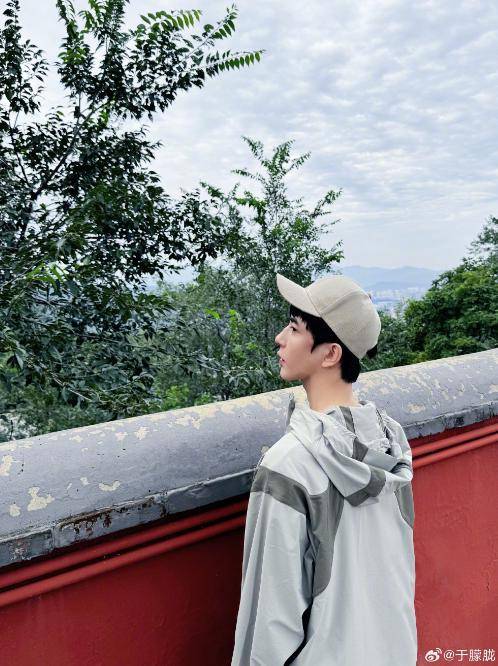 37岁男演员于朦胧被传坠楼<strong></p>
<p>华胜天成股票</strong>,7月刚注销工作室,警方回应