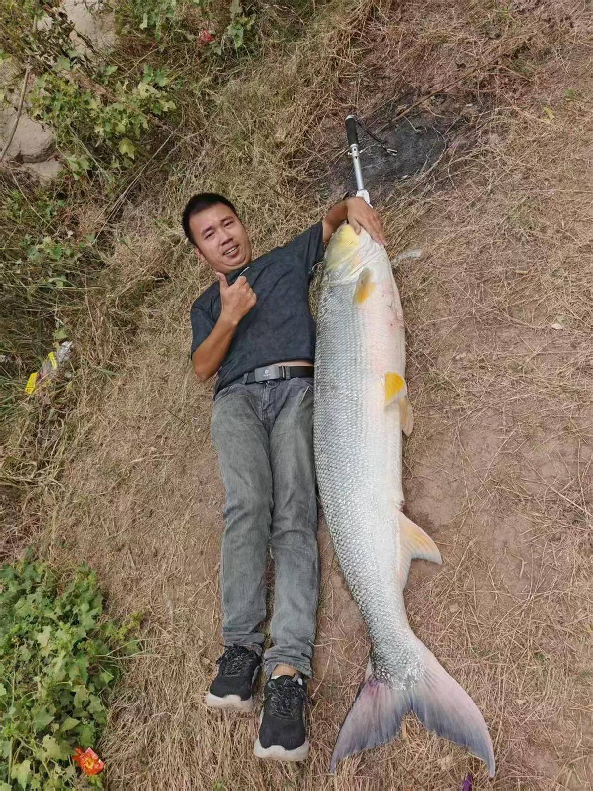 重庆一男子钓上79斤鳡鱼后<strong></p>
<p>华胜天成股票</strong>，背着鱼在闹市当“显眼包”穿行20分钟，本人：有1.64米长