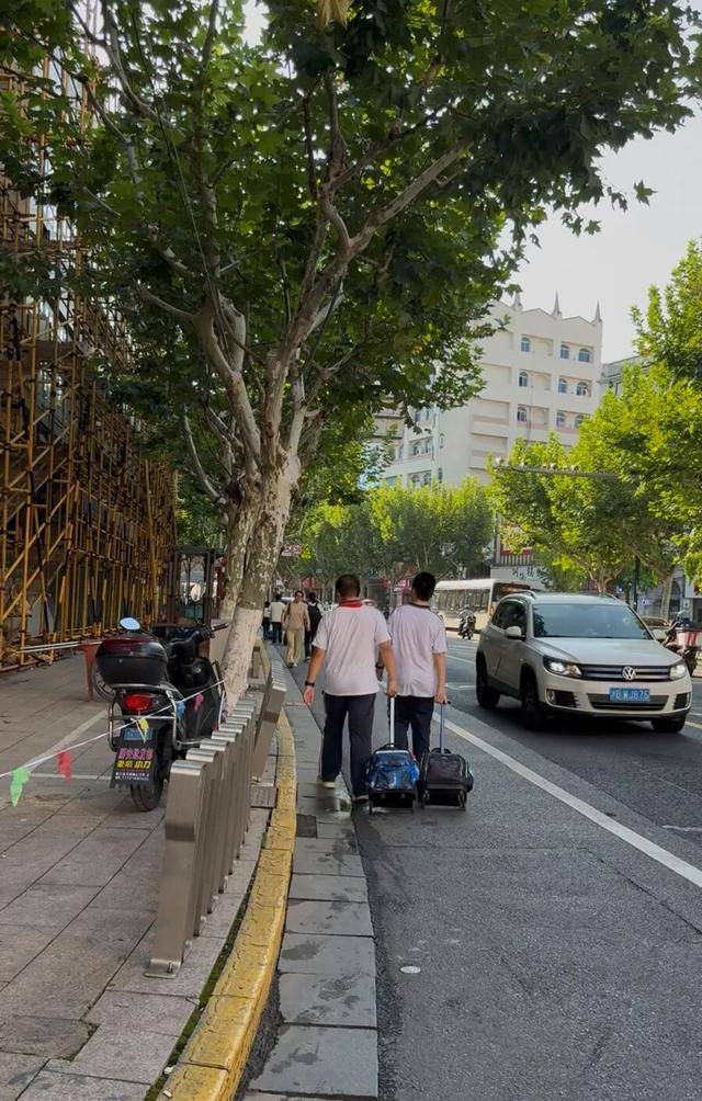 事发上海校门口！学生上学像闯关：夹缝中慢慢腾挪<strong></p>
<p>华胜天成股票</strong>，与非机动车迎面对冲…家长担忧：何时是头