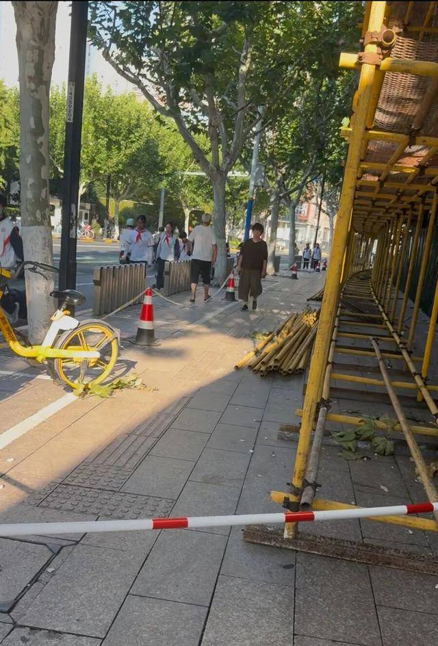 事发上海校门口！学生上学像闯关：夹缝中慢慢腾挪<strong></p>
<p>华胜天成股票</strong>，与非机动车迎面对冲…家长担忧：何时是头