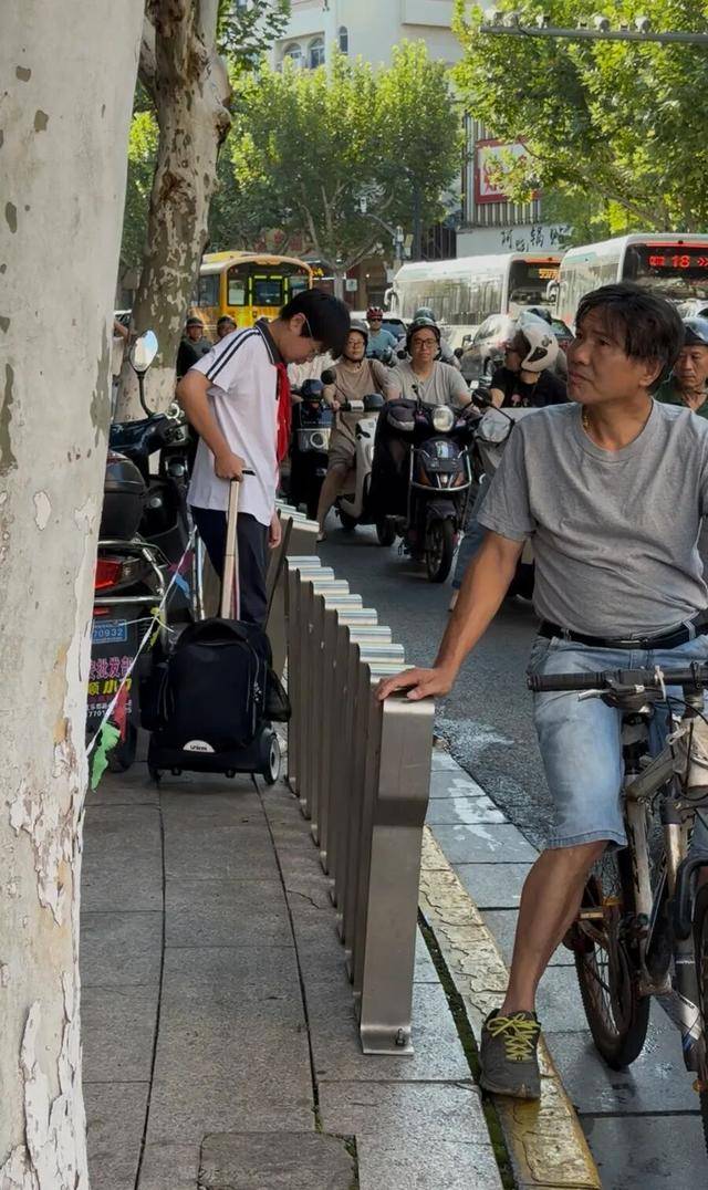 事发上海校门口！学生上学像闯关：夹缝中慢慢腾挪<strong></p>
<p>华胜天成股票</strong>，与非机动车迎面对冲…家长担忧：何时是头