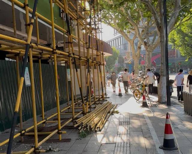 事发上海校门口！学生上学像闯关：夹缝中慢慢腾挪<strong></p>
<p>华胜天成股票</strong>，与非机动车迎面对冲…家长担忧：何时是头