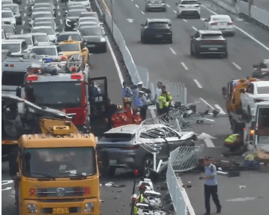 广州鹤洞大桥荔湾往海珠方向3辆小车发生碰撞<strong></p>
<p>华胜天成股票</strong>，致早高峰交通拥堵