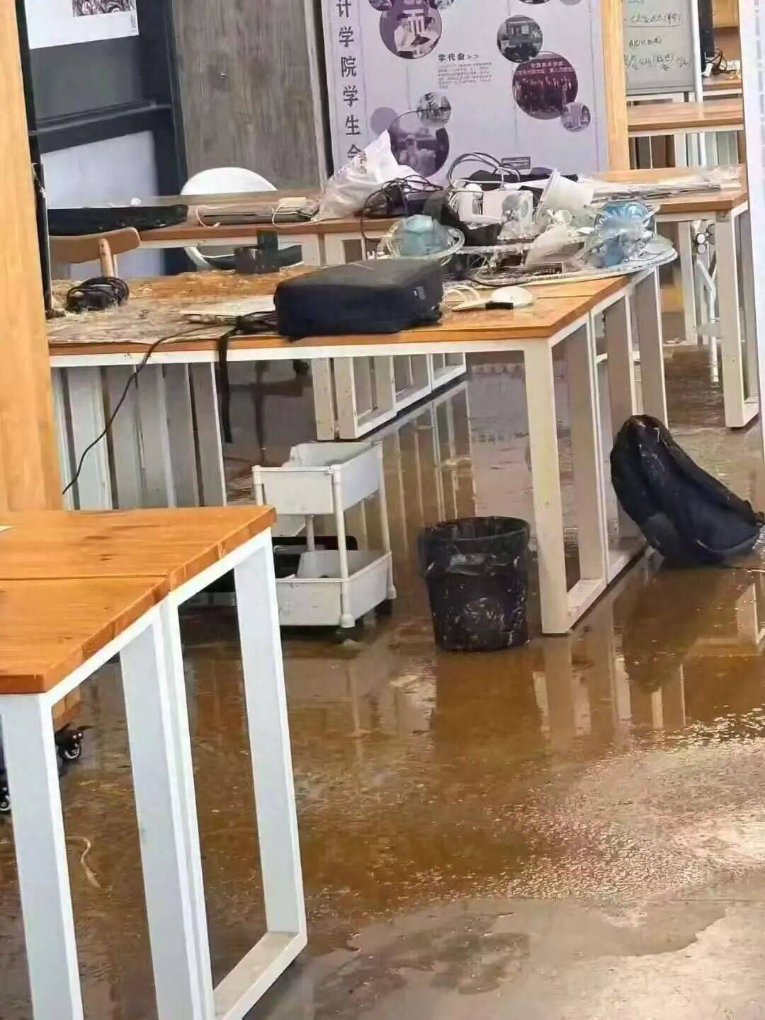 浙江杭州一女生教室正做作业<strong></p>
<p>华胜天成股票</strong>，头顶管道破裂被污水淋头，情绪崩溃大哭，中国美院良渚校区：眼镜堵塞管道致泄漏，女生已得到安抚