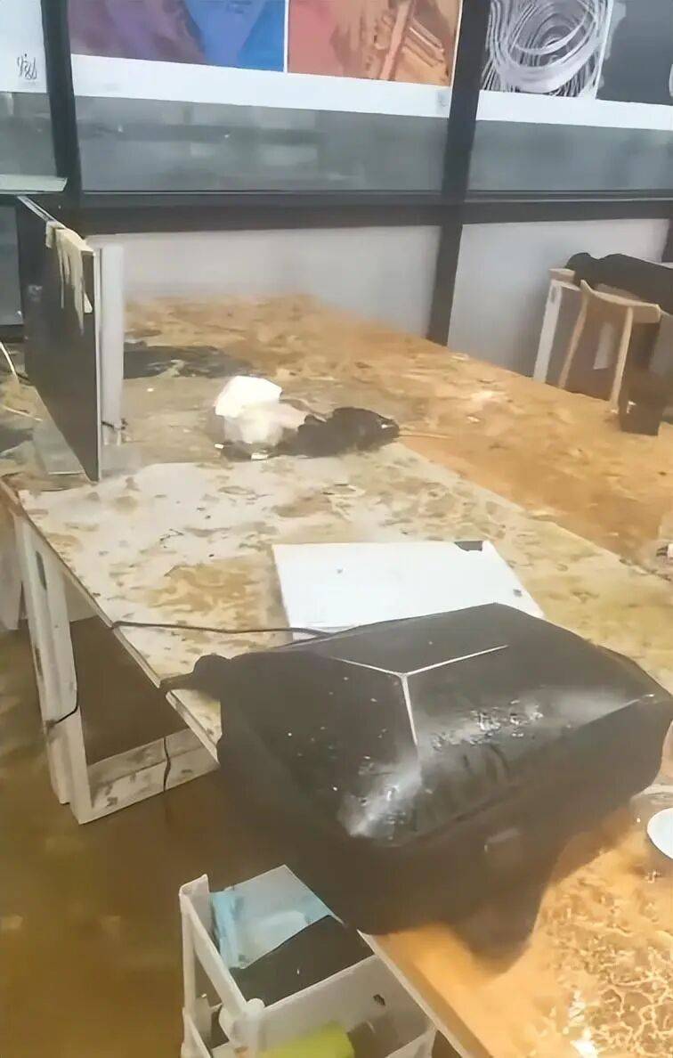 浙江杭州一女生教室正做作业<strong></p>
<p>华胜天成股票</strong>，头顶管道破裂被污水淋头，情绪崩溃大哭，中国美院良渚校区：眼镜堵塞管道致泄漏，女生已得到安抚