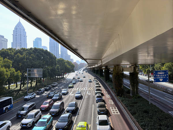 女子骑车过马路被撞判全责<strong></p>
<p>良品铺子股票</strong>,谁弱谁有理行不通了