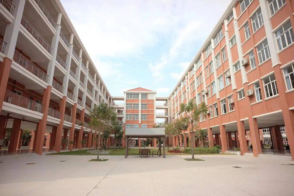 “一人收200元班费<strong></p>
<p>良品铺子股票</strong>，全班近一万元要用到什么时候”？家长质疑！官方回应