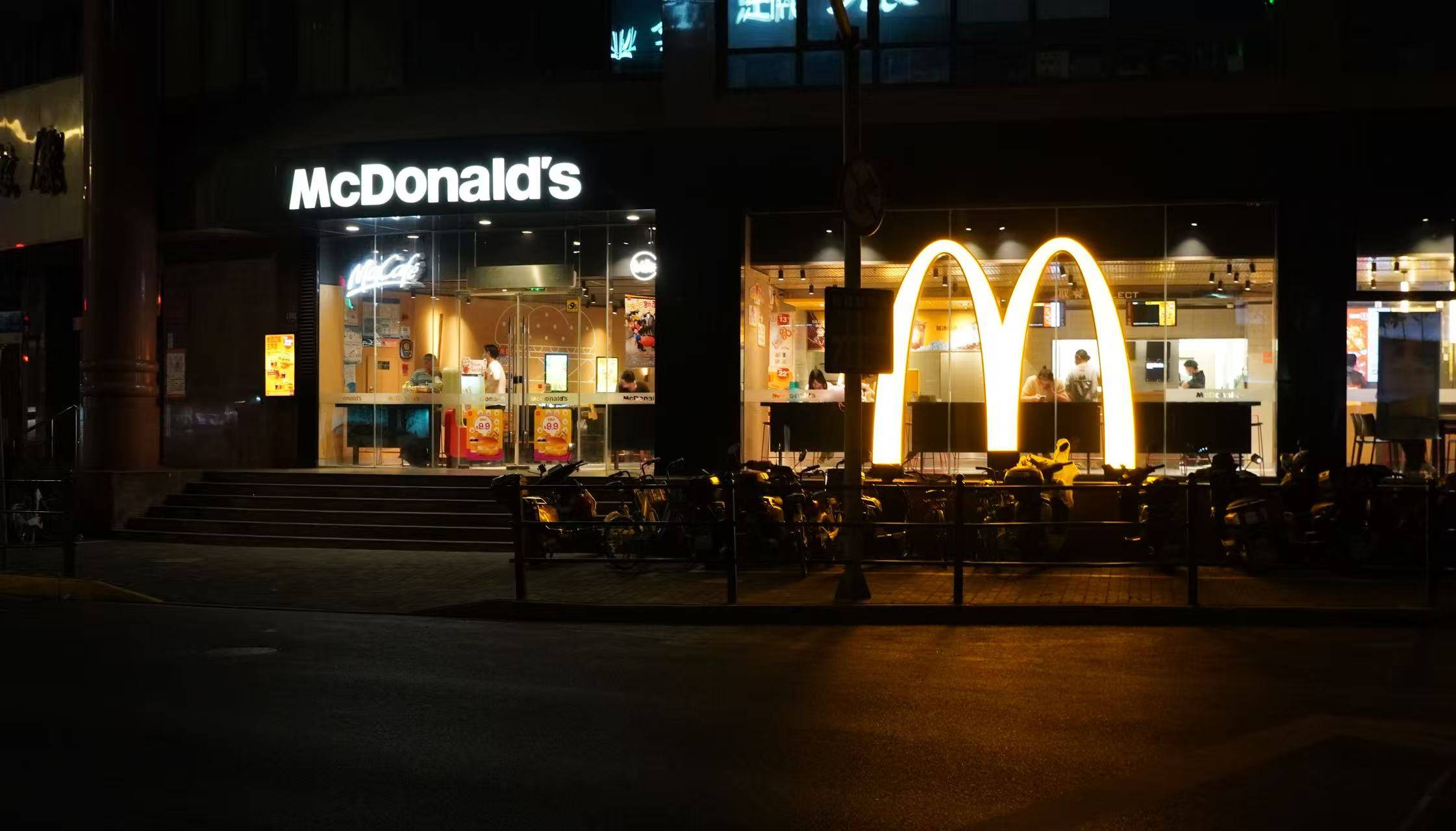 麦当劳夜宿者：老人占六成<strong></p>
<p>良品铺子股票</strong>，各有心酸事