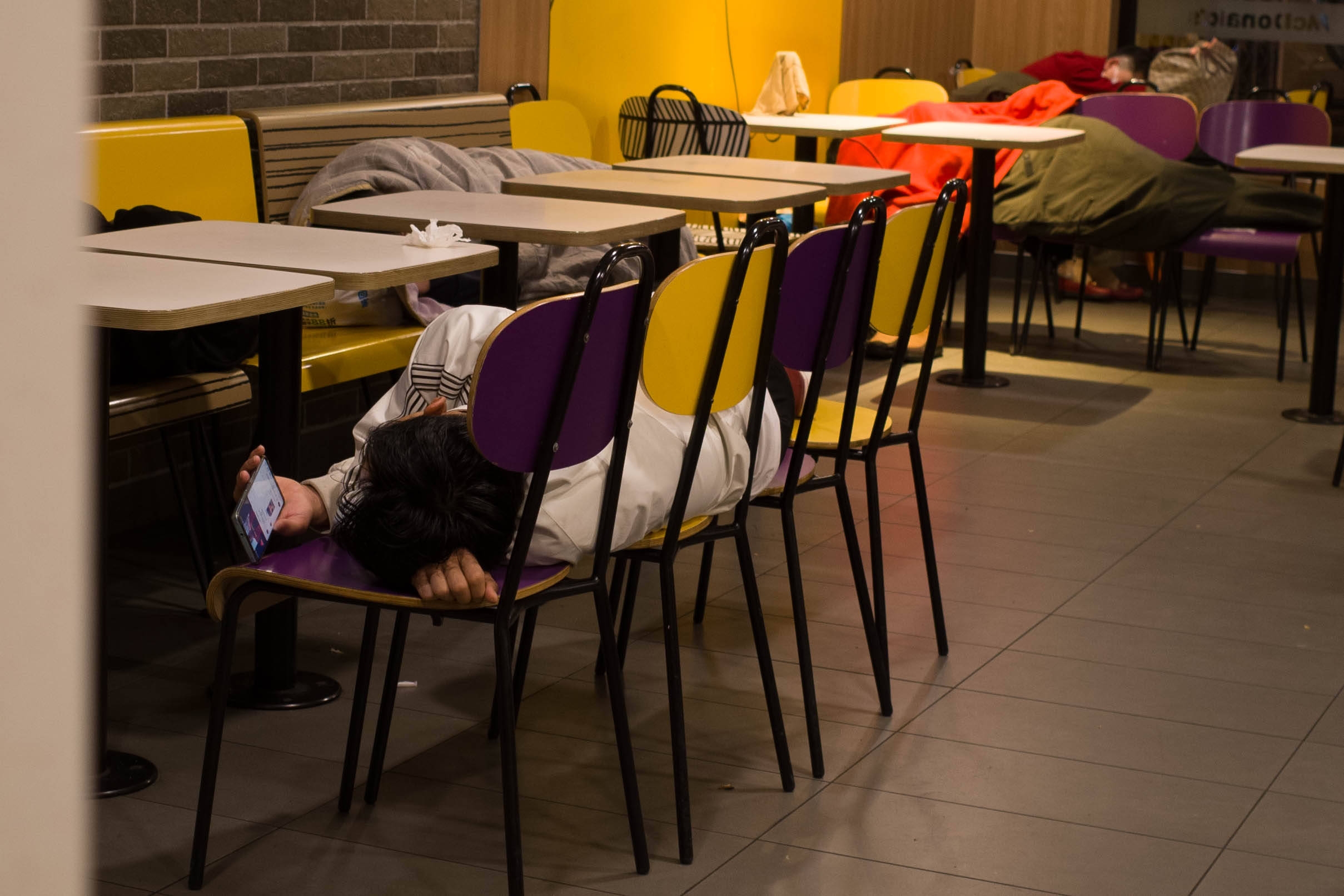 麦当劳夜宿者：老人占六成<strong></p>
<p>良品铺子股票</strong>，各有心酸事