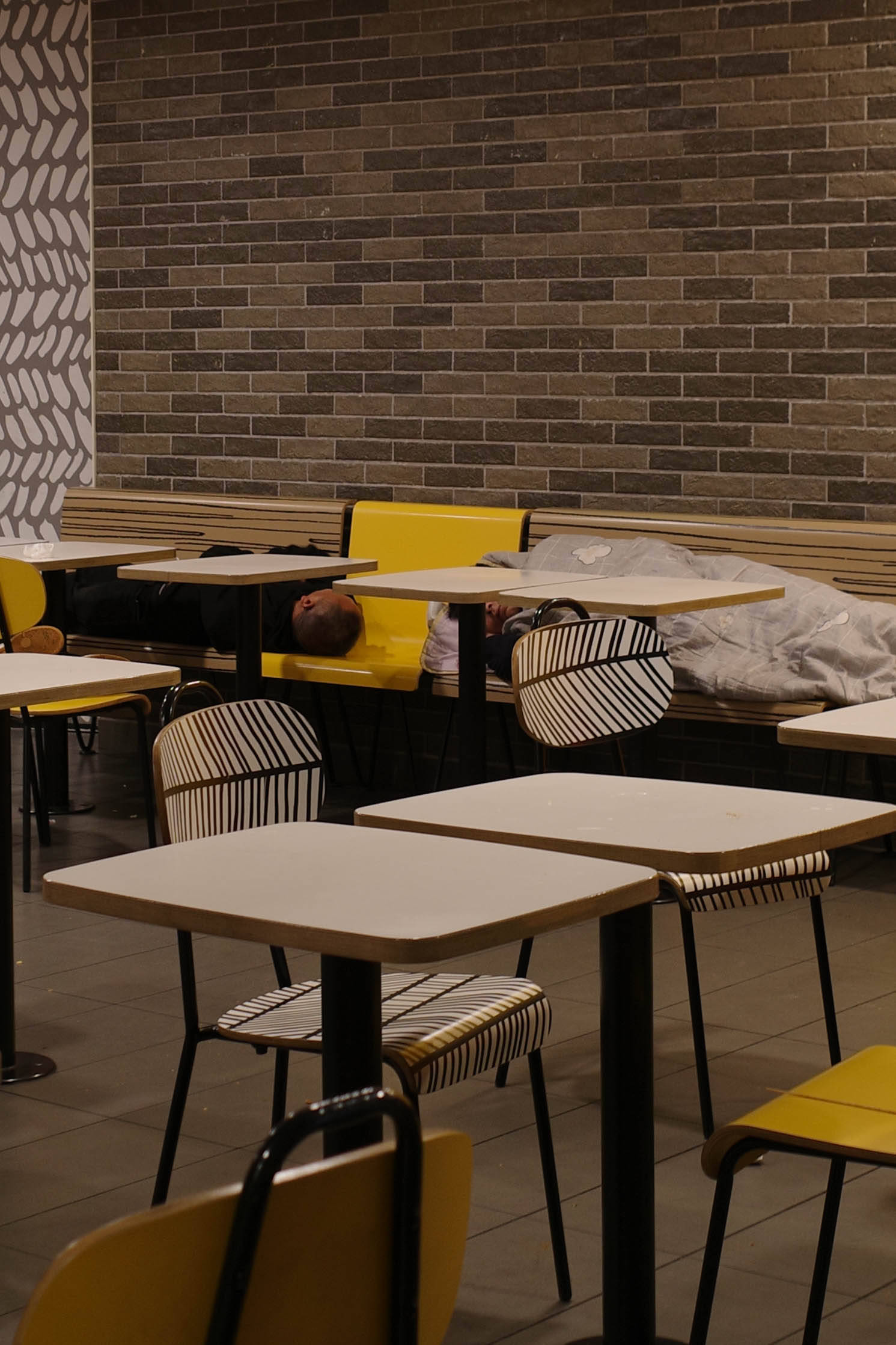 麦当劳夜宿者：老人占六成<strong></p>
<p>良品铺子股票</strong>，各有心酸事