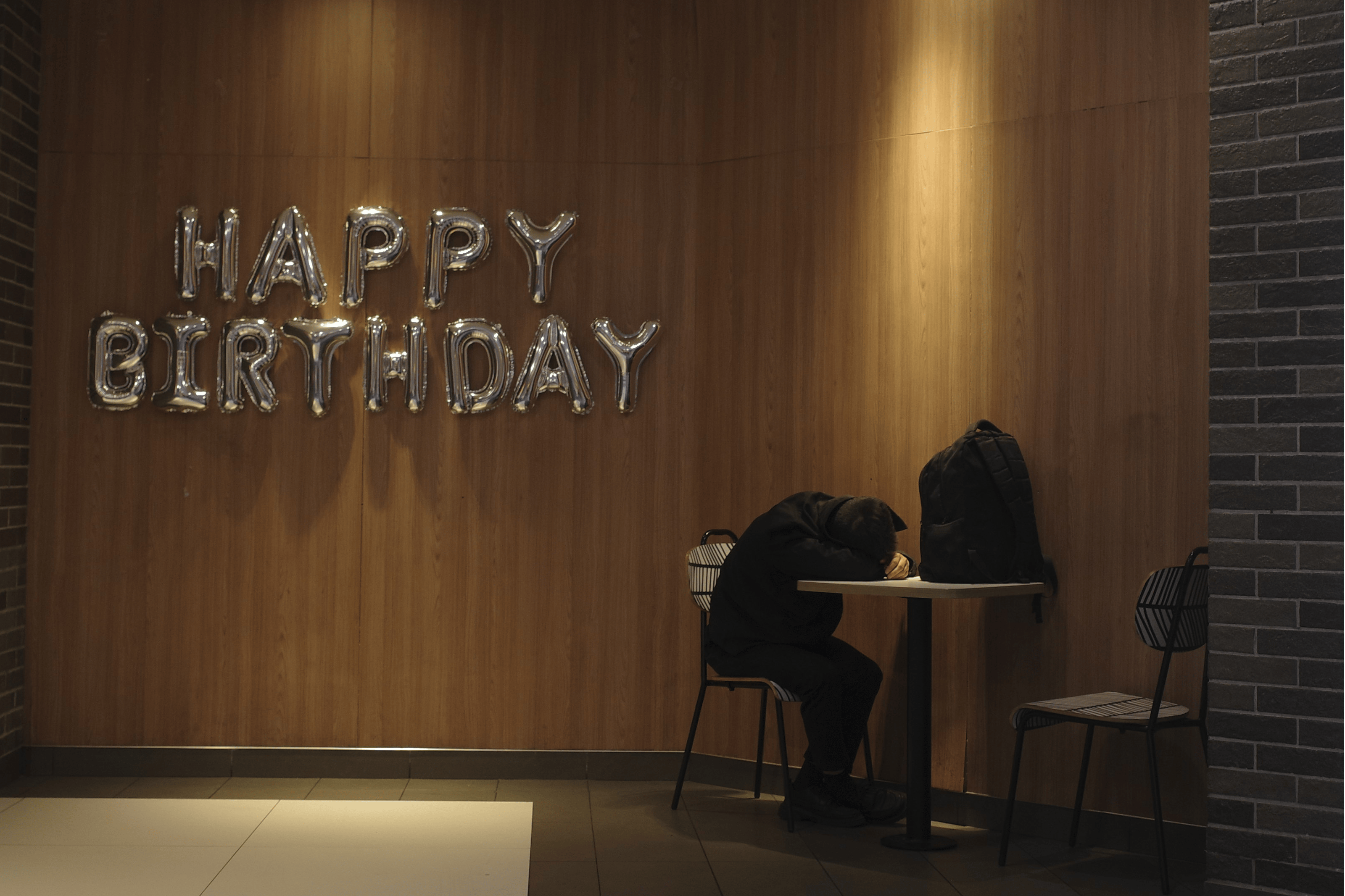 麦当劳夜宿者：老人占六成<strong></p>
<p>良品铺子股票</strong>，各有心酸事