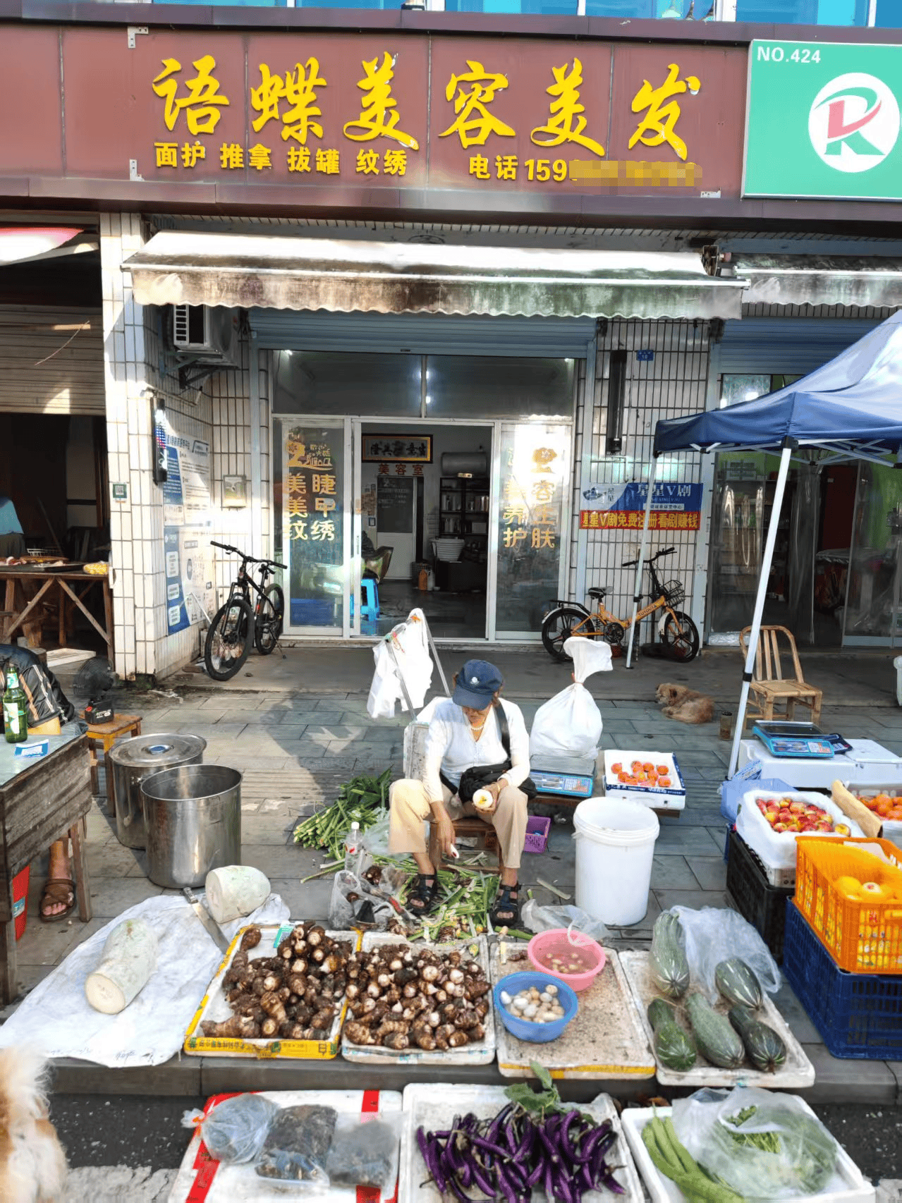浙江一店主允许大妈门口摆摊<strong></p>
<p>良品铺子股票</strong>，时常被大妈“投喂”蔬果：每次收摊时，都打扫得干干净净