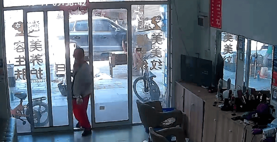 浙江一店主允许大妈门口摆摊<strong></p>
<p>良品铺子股票</strong>，时常被大妈“投喂”蔬果：每次收摊时，都打扫得干干净净