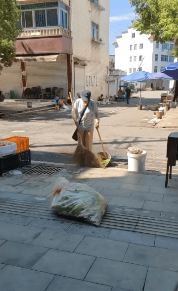 浙江一店主允许大妈门口摆摊<strong></p>
<p>良品铺子股票</strong>，时常被大妈“投喂”蔬果：每次收摊时，都打扫得干干净净