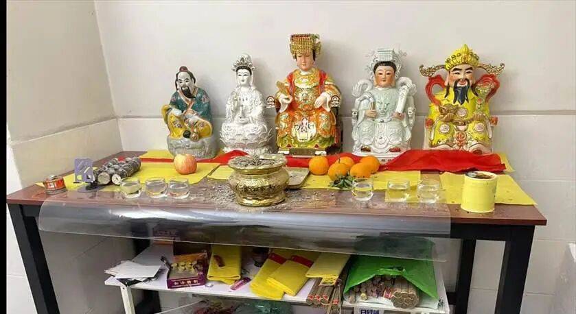 男子自称“玉皇大帝”<strong></p>
<p>良品铺子股票</strong>，奸淫妇女10人，敛财超500万元