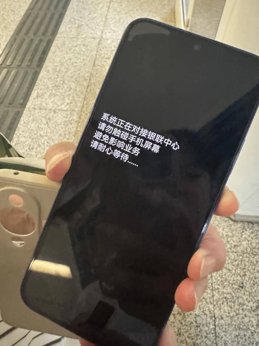 一根牙签“抢”回25万元！一老年乘客手机被“黑”<strong></p>
<p>亿纬锂能股票</strong>，地铁值班站长紧急取卡