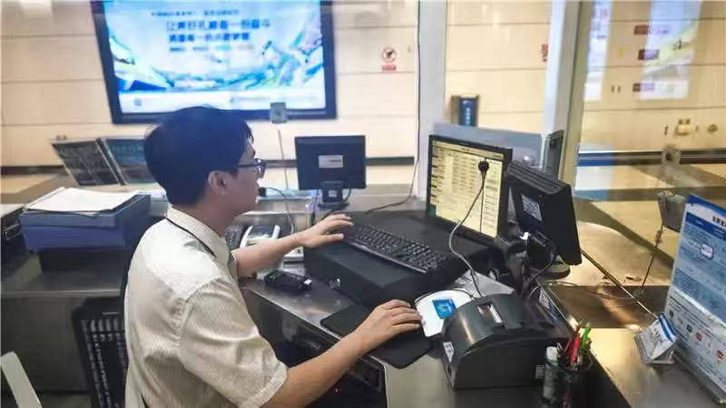 一根牙签“抢”回25万元！一老年乘客手机被“黑”<strong></p>
<p>亿纬锂能股票</strong>，地铁值班站长紧急取卡