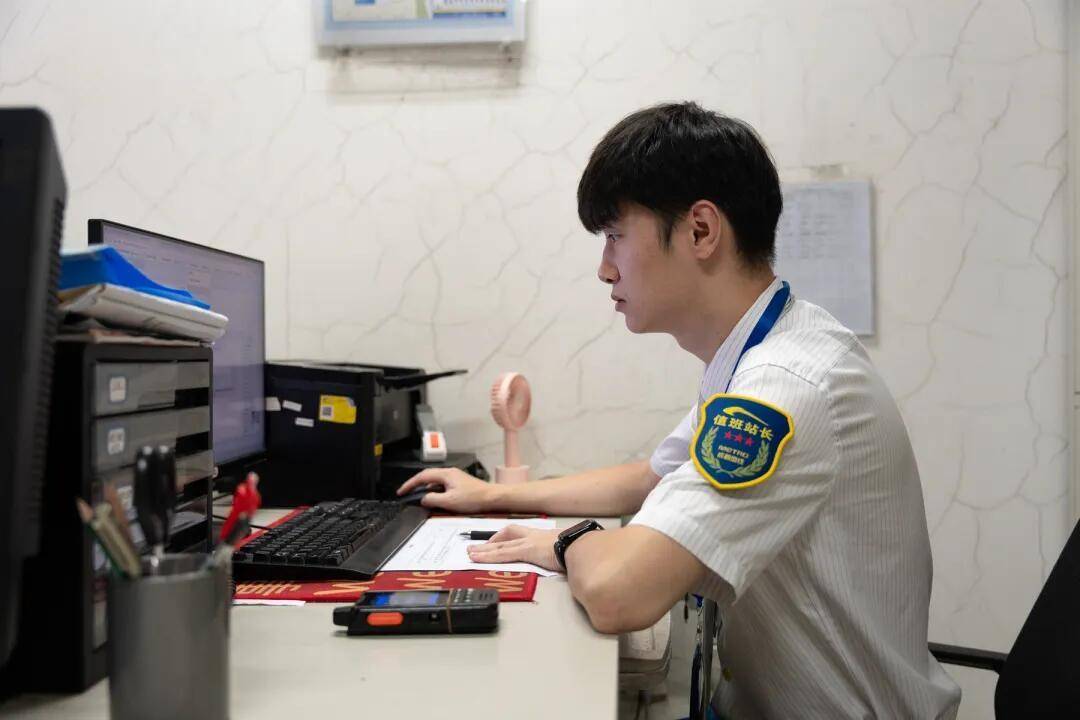 一根牙签“抢”回25万元！一老年乘客手机被“黑”<strong></p>
<p>亿纬锂能股票</strong>，地铁值班站长紧急取卡