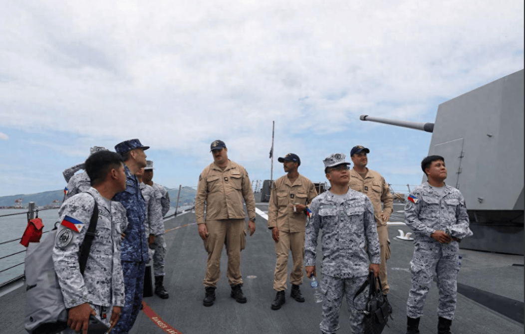 菲军主力舰刚出门<strong></p>
<p>亿纬锂能股票</strong>，054A就堵在南海大门，美日军舰不敢靠近半步