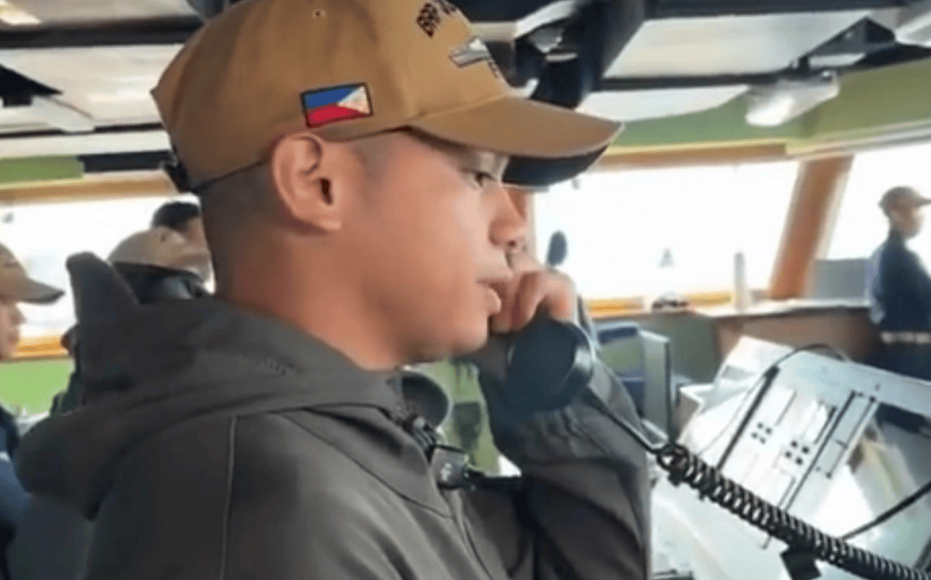 菲军主力舰刚出门<strong></p>
<p>亿纬锂能股票</strong>，054A就堵在南海大门，美日军舰不敢靠近半步