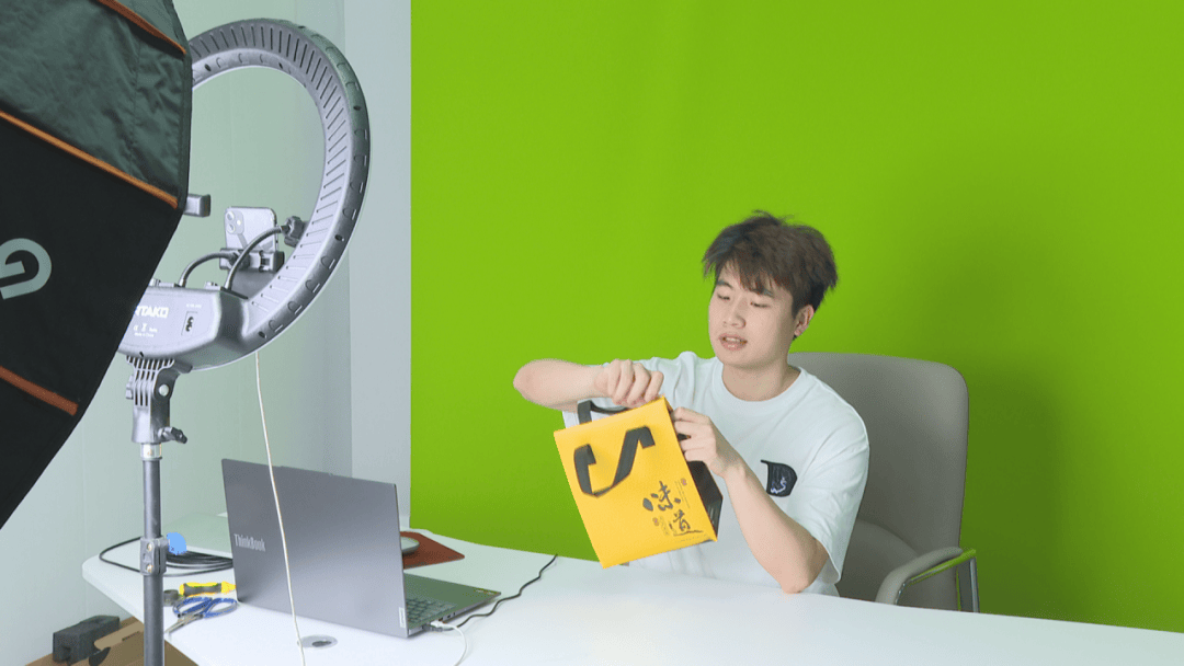 温州老板卖几毛钱小东西<strong></p>
<p>亿纬锂能股票</strong>，从4人团队干到年销过亿