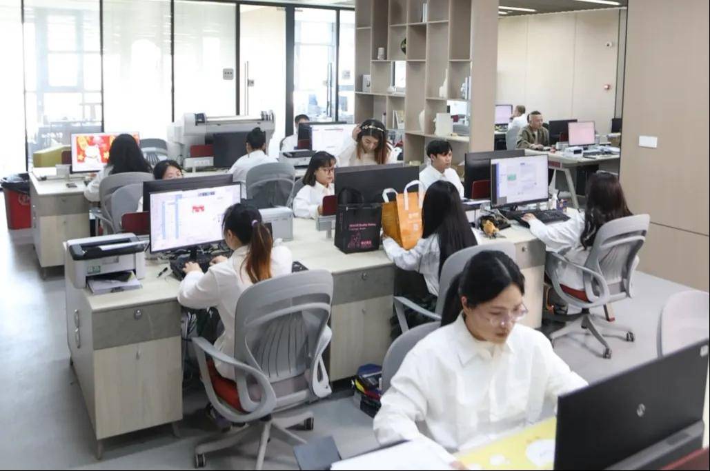 温州老板卖几毛钱小东西<strong></p>
<p>亿纬锂能股票</strong>，从4人团队干到年销过亿