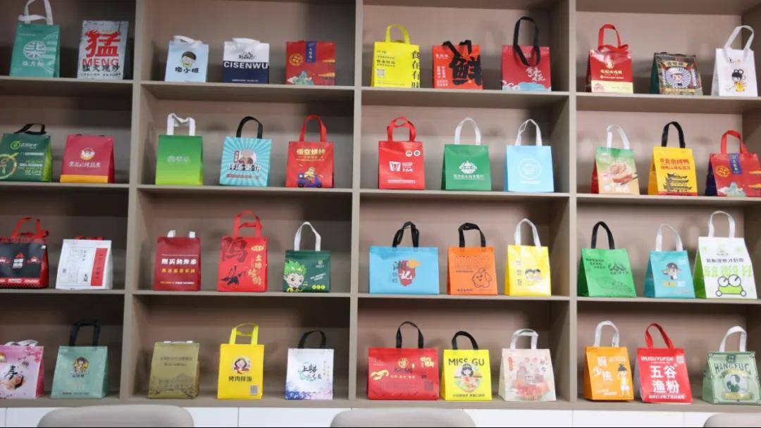 温州老板卖几毛钱小东西<strong></p>
<p>亿纬锂能股票</strong>，从4人团队干到年销过亿